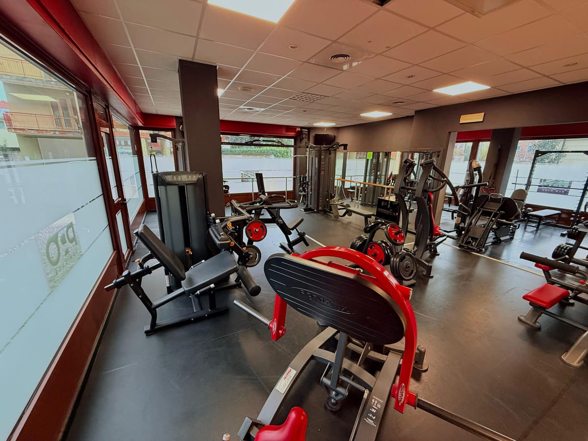 Area macchine PRO GYM CLUB Udine con pressa e attrezzatura premium